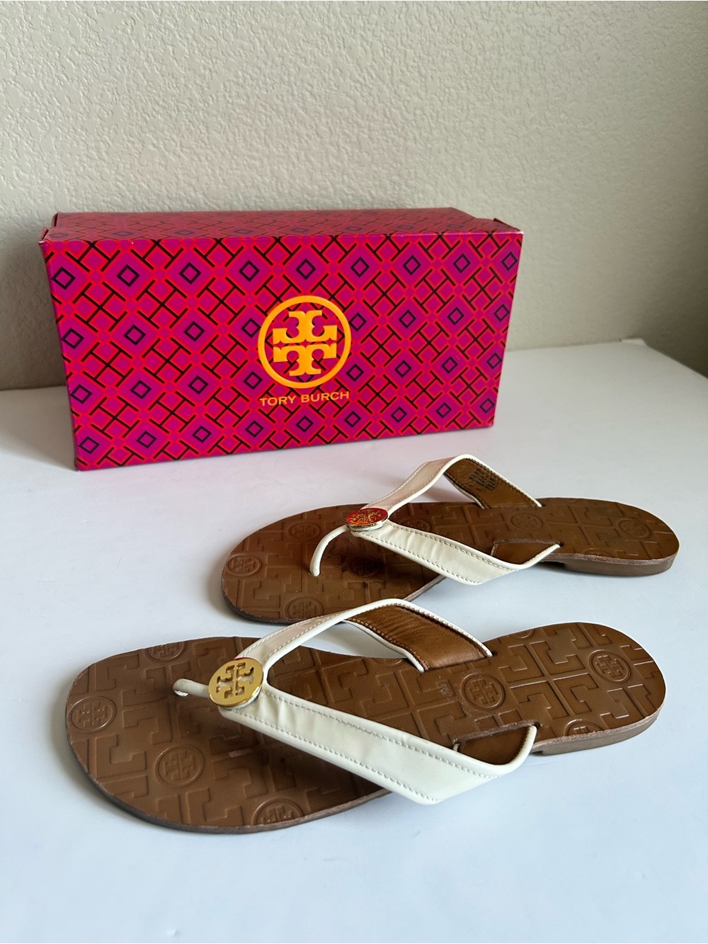Tory Burch OFF White Leather Thong Sandals with Gold Logo - Picture 2 of 16